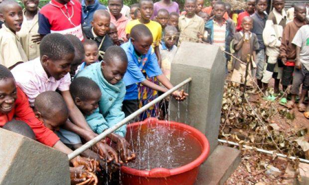 bambini e acqua potabile