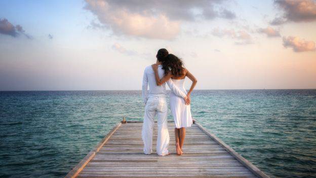 coppia si stringe insieme