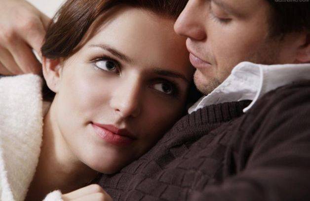 donna tra le braccia uomo