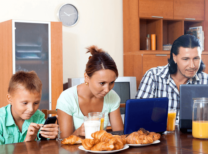 famiglia e tecnologia al mattino