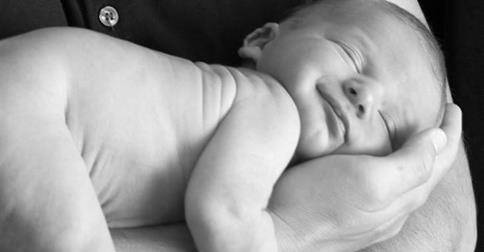 bambino felice in braccio al padre