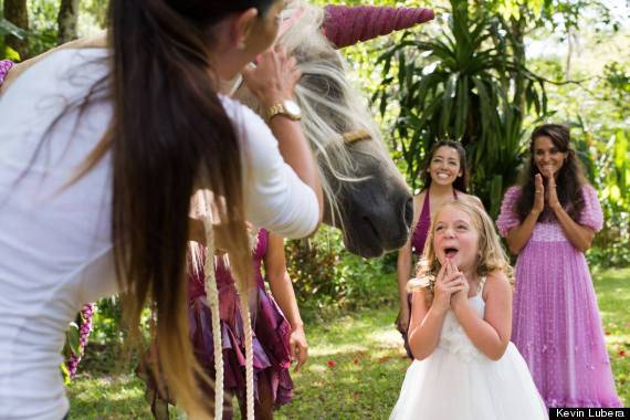 bimba con cavallo unicorno finto