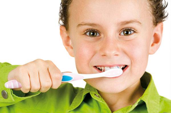 bambino si lava i denti