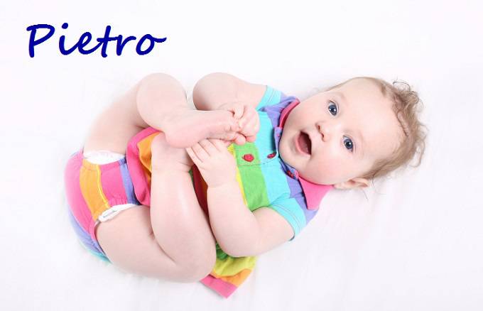 bambino con abito colorato e nome Pietro