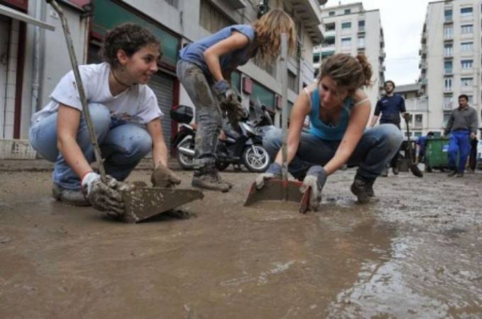 ragazzi puliscono genova