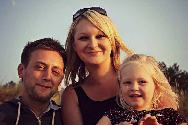 padre con moglie e figlia