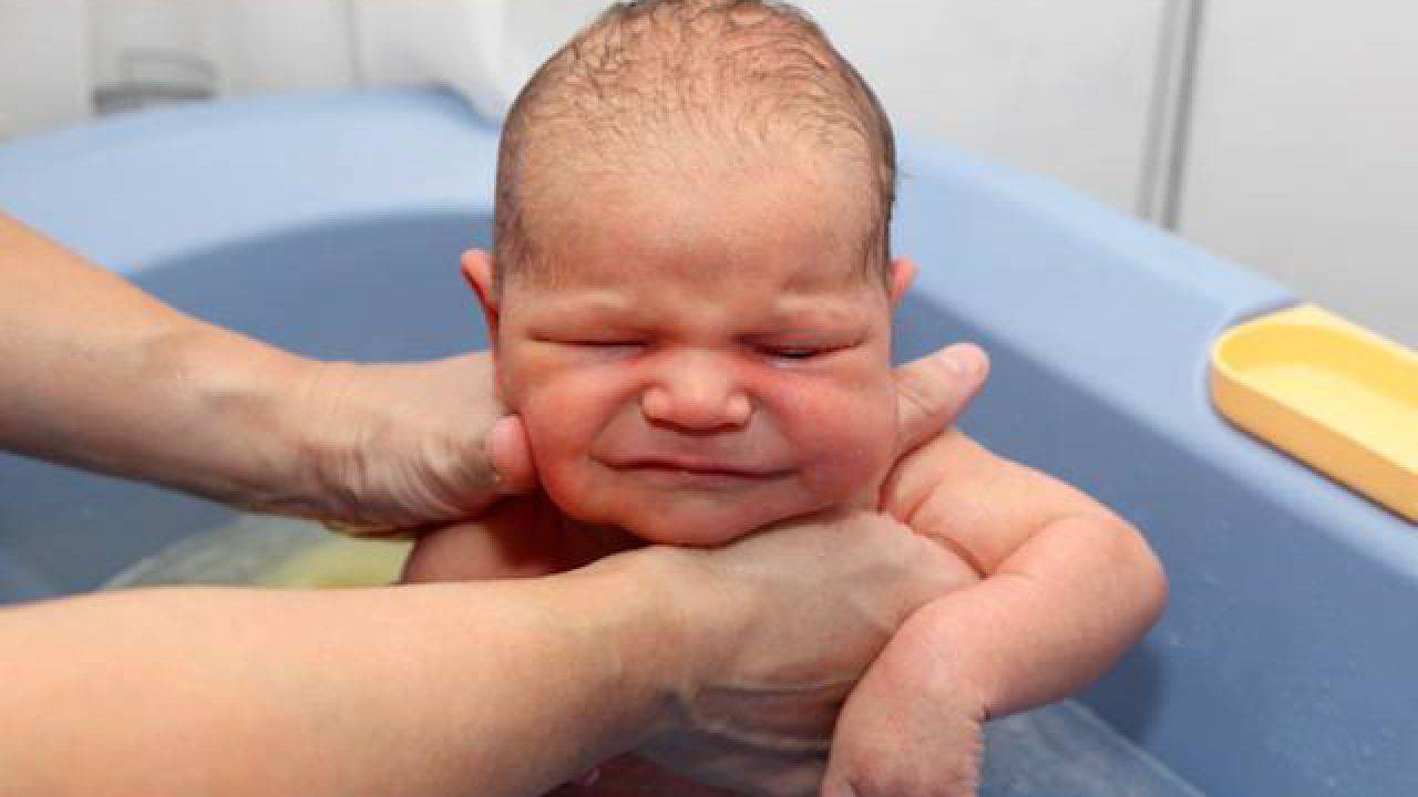 Грудничка после купания. Малыш после купания. Новорожденный плачет при купании. Ребенок плачет в ванне. Младенец в ванной.