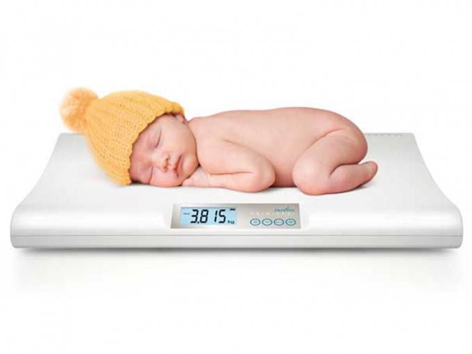 neonato sulla bilancia