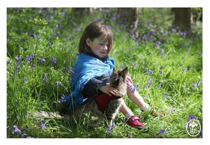 bambina con gatto