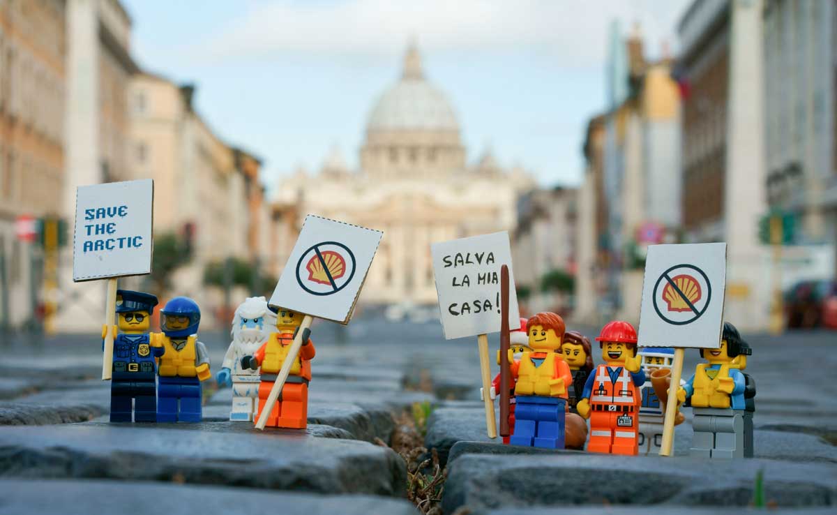 lego che protestano contro la shell a roma