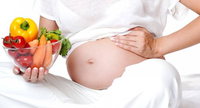 mamma incinta mangia frutta