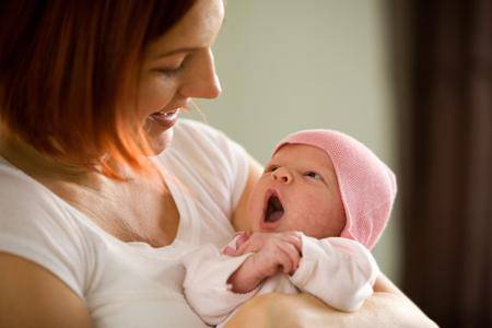 mamma tiene in braccio bambino