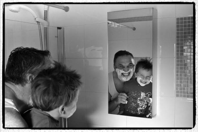 padre si fa barba col figlio