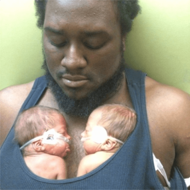 papà con figli attaccati al petto