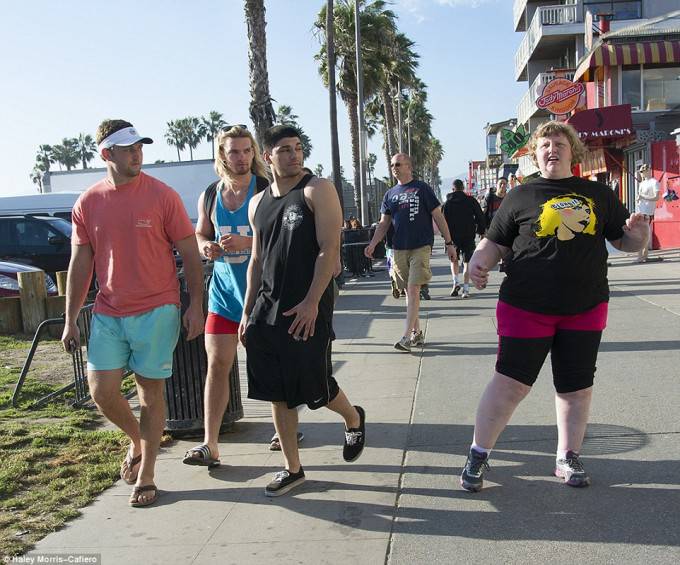 donna cammina in strada