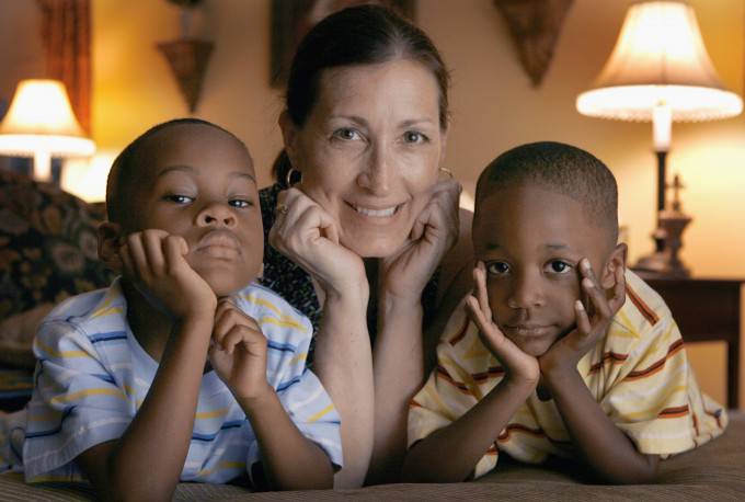 famiglia con figli adottati