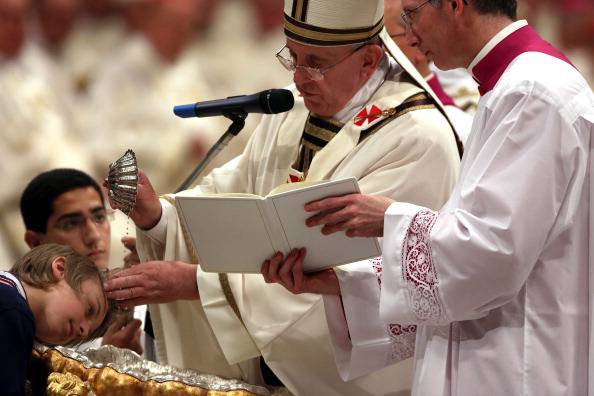 Papa Francesco battezza
