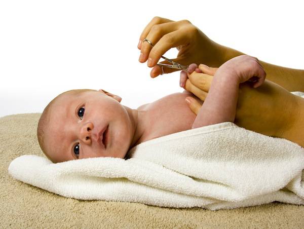 Tagliare-unghie-al-neonato