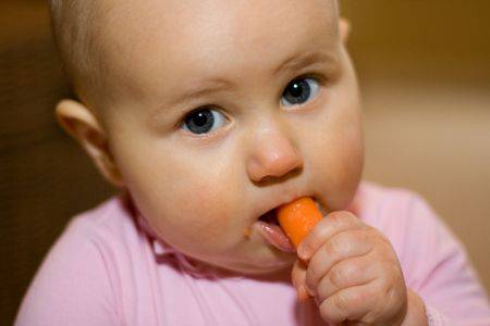 bimba mangia carote