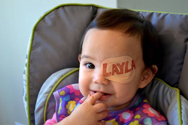 bimba con un dito in bocca