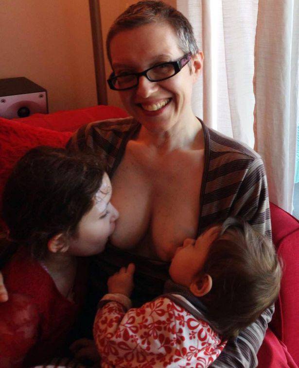 mamma allatta i 2 figli