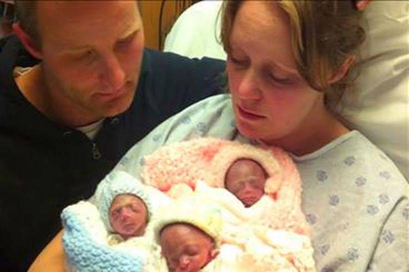 genitori di tre gemellini morti