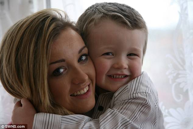 mamma con in braccio il figlio