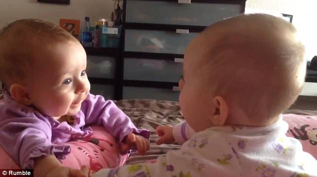 Due gemelle si guardano negli occhi per la prima volta