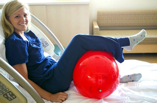 Parto: usare la "fit-ball" aiuta ad evitare il cesareo!(FOTO)