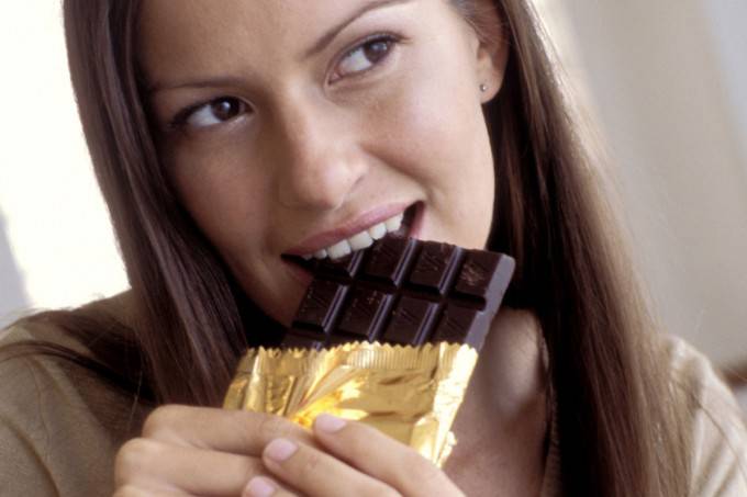 ragazza mangia cioccolato