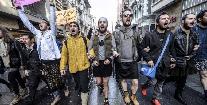 La protesta degli "uomini in minigonna" contro la violenza sulle donne