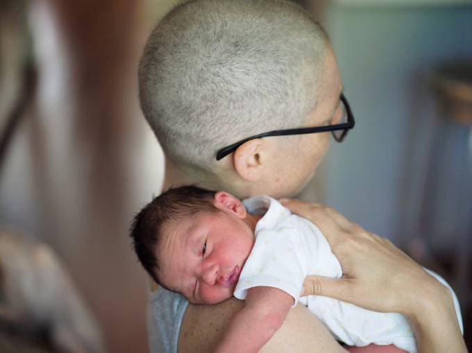 mamma tiene in braccio figlia