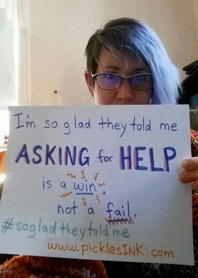 ragazza con cartello parla maternità