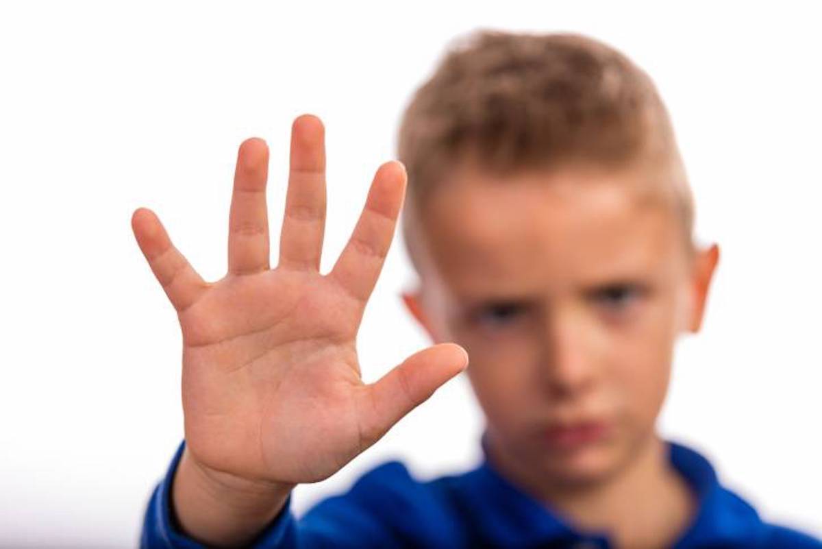 bambino con mano per fermare