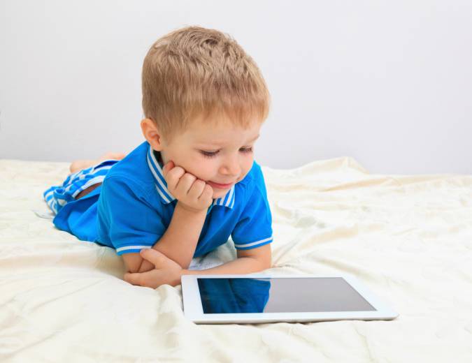 bambini usano i tablet