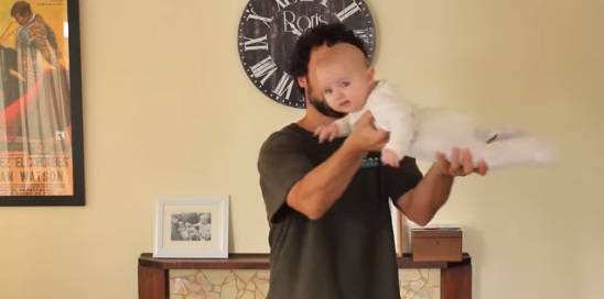 come tenere un neonato