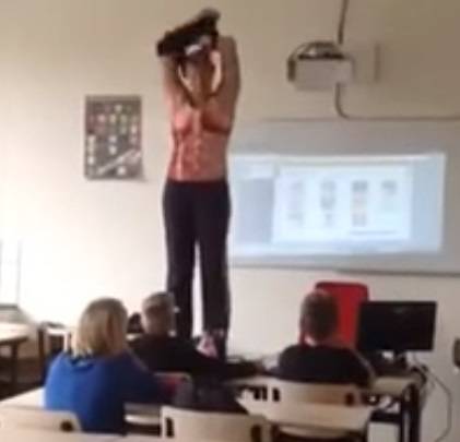 insegnante si spoglia