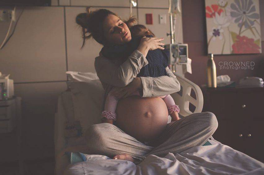 mamma saluta la figlia