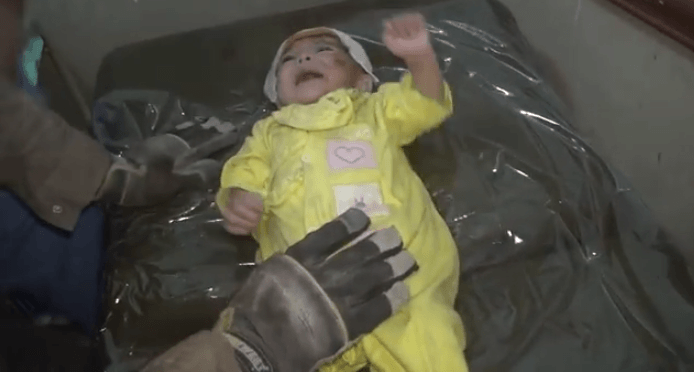 bambina estratta viva