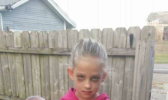 bambina mascherata da mamma esausta