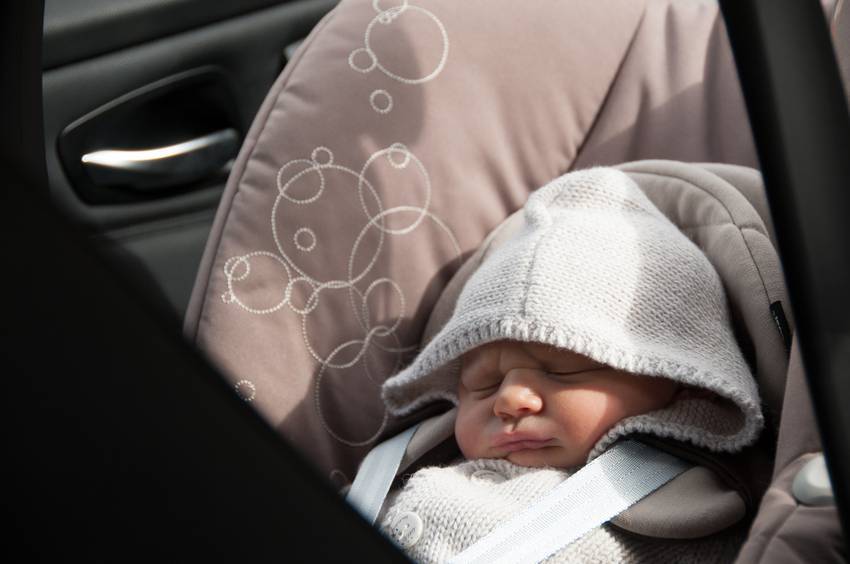 Neonati e seggiolino auto: usarlo più di mezz'ora può essere pericoloso