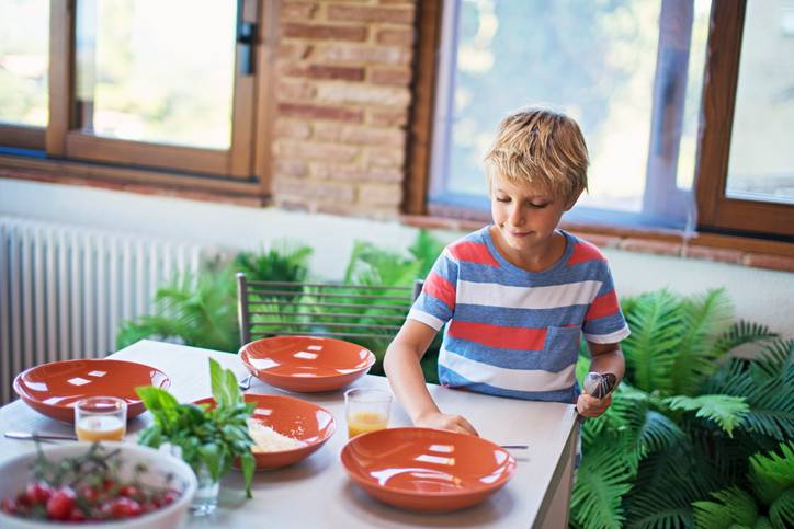 bambini e pulizie domestiche metodo montessori
