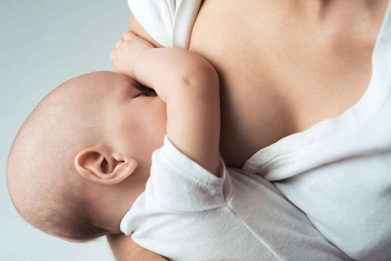 bambino allattamento al seno