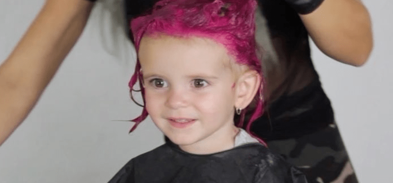bambina tinge i capelli