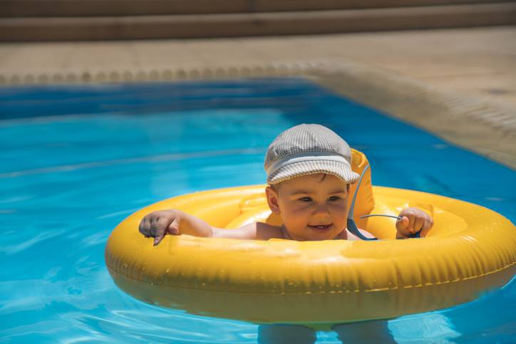bambini in piscina
