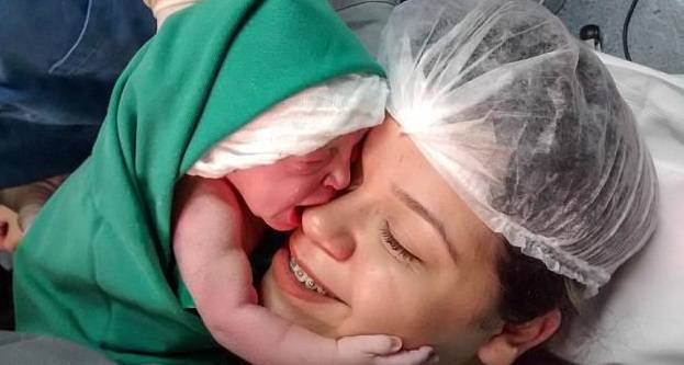 neonata abbraccia la mamma