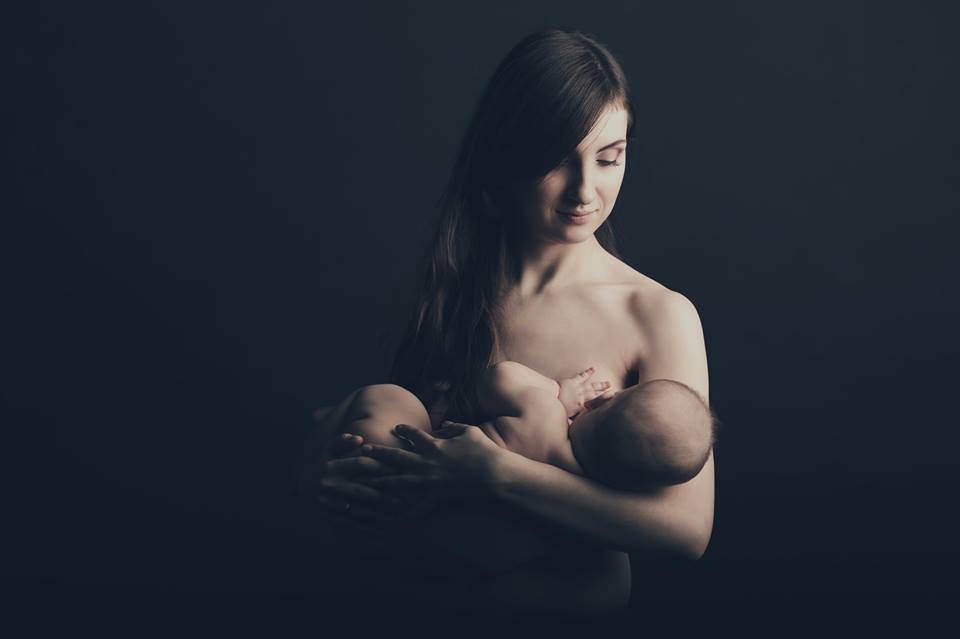 una mamma difende l'allattamento al seno