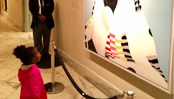 bimba guarda incantata quadro michelle obama