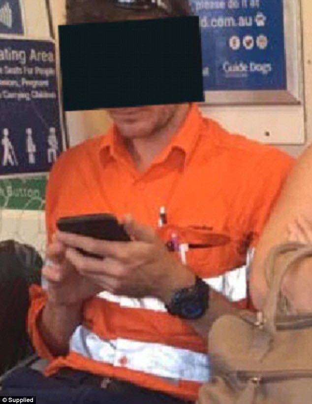 uomo sul treno non cede posto donna incinta 
