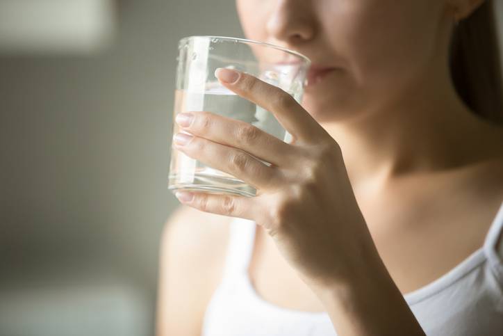 bere acqua per evitare disidratazione 